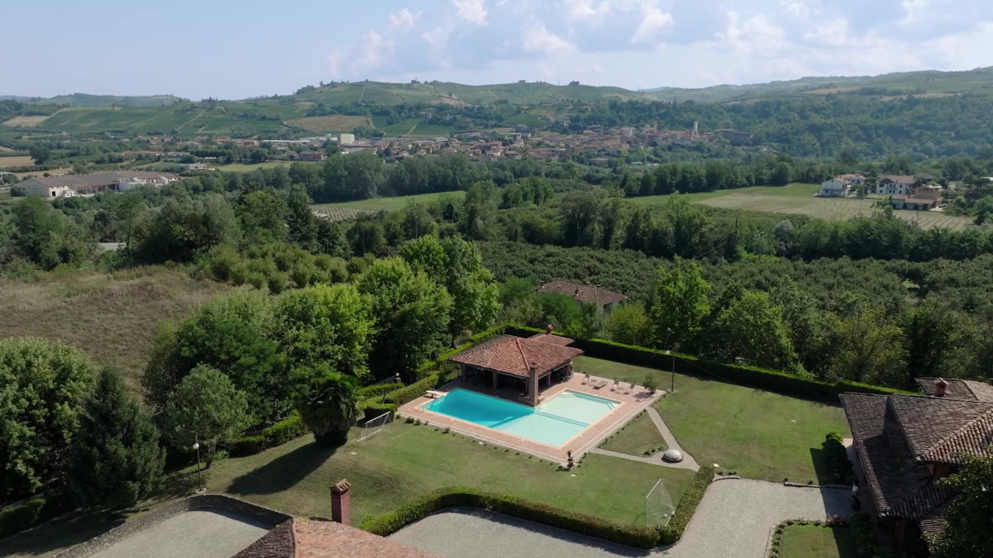 Una piscina immersa nel verde, dal filmato Waterman